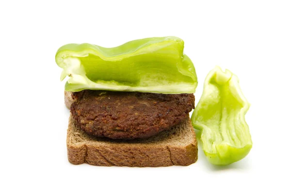 yeşil kırmızı biber ve tost ekmeği ile taze et frikadeller