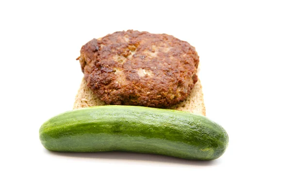Vers rundvlees Frikadel met komkommer en toast brood — Stok fotoğraf