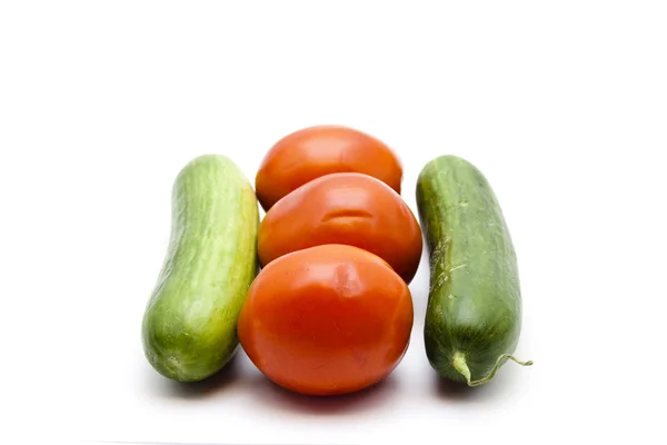 taze yeşil salata salatalık kırmızı domates ile