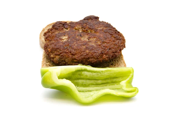緑のピーマンとトーストのパンと新鮮な牛肉フリッカデーラ — ストック写真