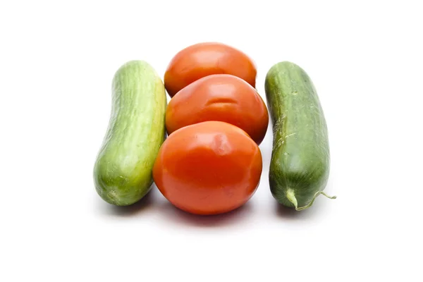 红色西红柿新鲜绿色沙拉黄瓜 — 图库照片