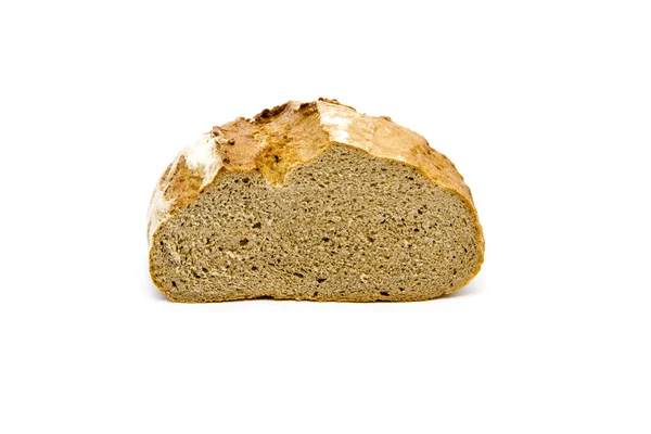Beyaz zemin üzerinde kahverengi ekmek taze pişmiş — Stok fotoğraf