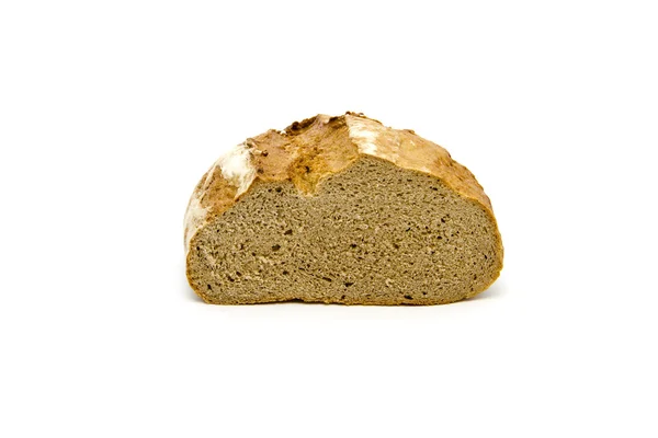 Pão castanho fresco assado sobre fundo branco — Fotografia de Stock