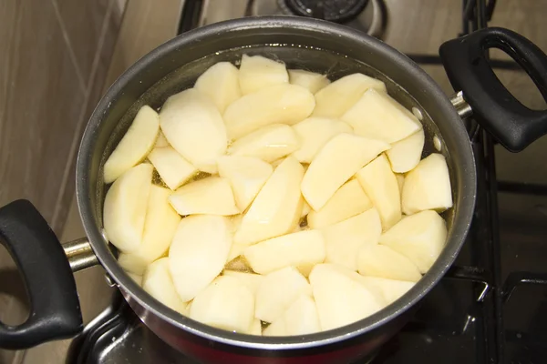 Batatas de cozinha em Cooking Pot Fotografia De Stock