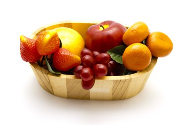 plastik meyveler beyaz zemin üzerine ahşap konteyner ile