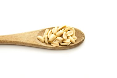 Taze fıstık üzerinde tahta kaşık tuzlu