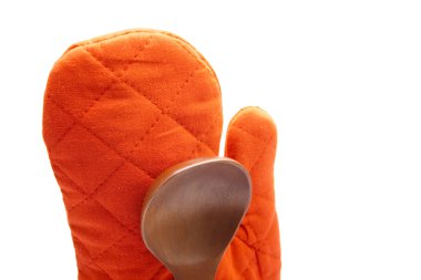 ahşap çorba kaşığı ile kırmızı potholder eldiven