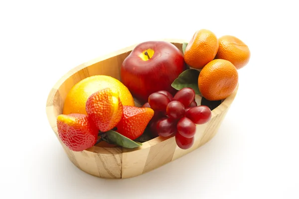 Frutas de plástico con contenedor de madera sobre fondo blanco —  Fotos de Stock
