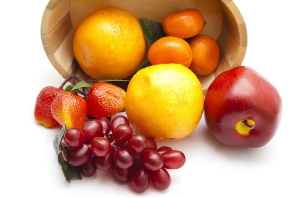 Frutas de plástico con contenedor de madera sobre fondo blanco —  Fotos de Stock