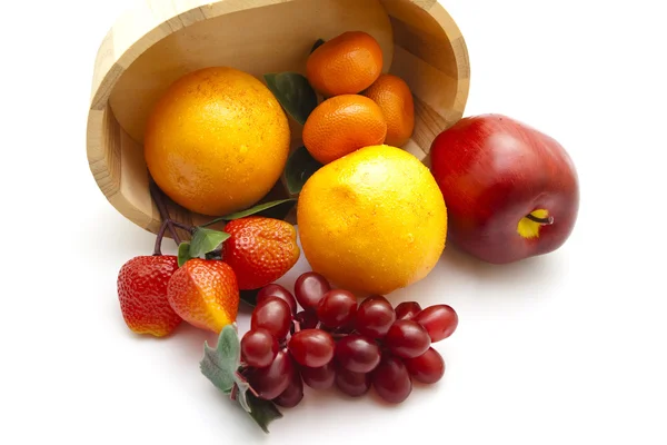 Frutas de plástico con contenedor de madera sobre fondo blanco —  Fotos de Stock