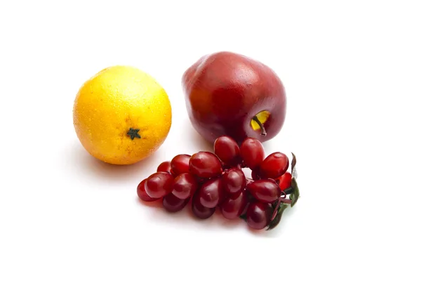 Frutas plásticas sobre fundo branco — Fotografia de Stock