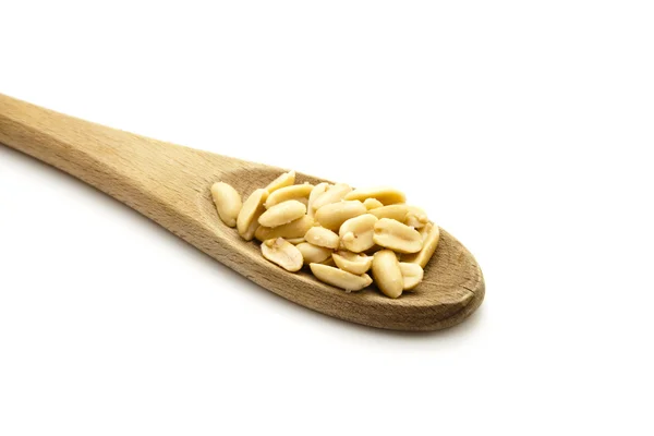 Taze fıstık üzerinde tahta kaşık tuzlu