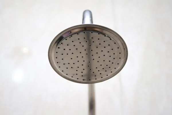 Cap de duș argintiu în baie — Fotografie, imagine de stoc