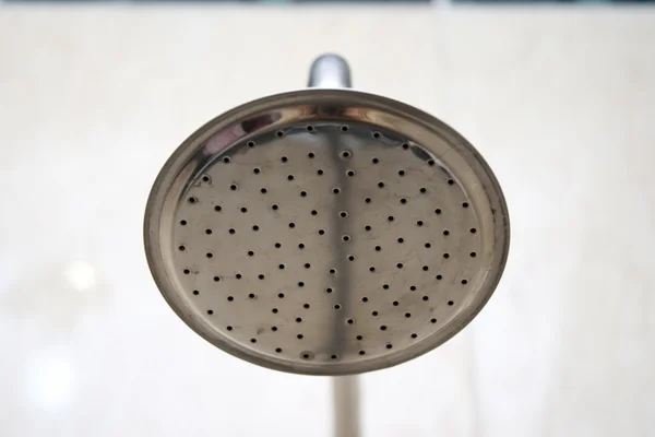 Cabeza de ducha de plata en baño — Foto de Stock