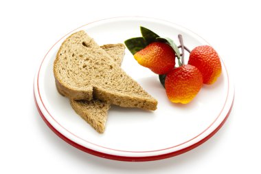 plastik meyveler tabak Kepekli tost ile