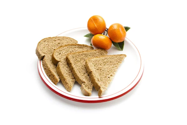 Kepekli ekmek ile plastik portakal mandalina