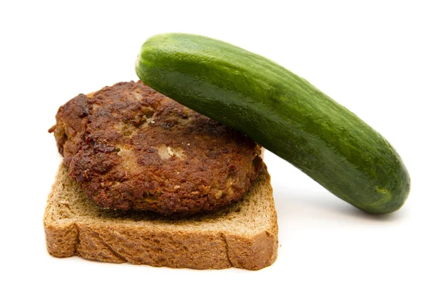 taze et frikadeller ile yeşil salatalık ve tost ekmeği
