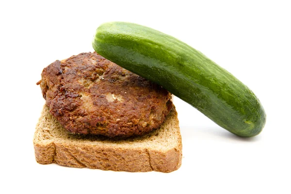Taze et frikadeller ile yeşil salatalık ve tost ekmeği — Stok fotoğraf