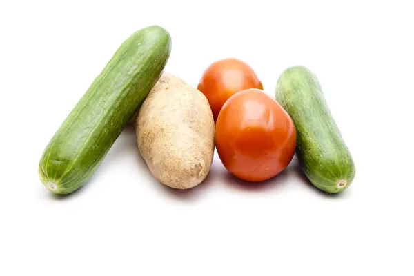 Frische grüne Gurken mit roten Tomaten und Kartoffeln — Stockfoto