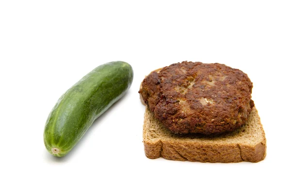 緑のキュウリとトーストのパンと新鮮な牛肉フリッカデーラ — ストック写真