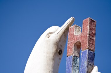 mavi gökyüzünün önünde Beyaz Yunus