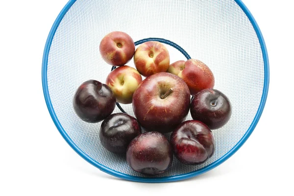 Sepette beyaz zemin üzerine taze koyu Erik