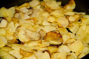 siyah Tavada kavrulmuş patates