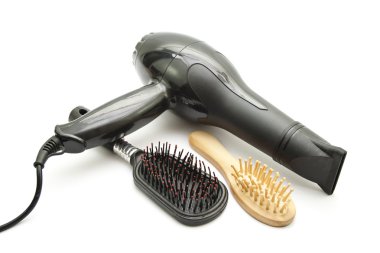 saç kurutma makinesi ile ahşap saç fırçası ve plastik saç fırçası