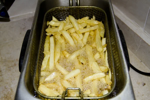 Fritözde patates kızartması.