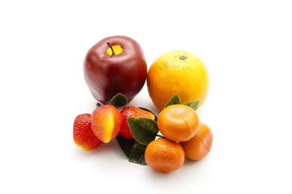 beyaz zemin üzerine plastik meyve