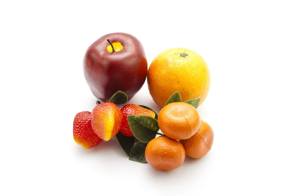 Frutas plásticas sobre fundo branco — Fotografia de Stock