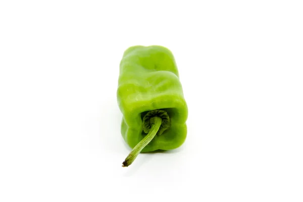 Färsk grön paprika på vit bakgrund — Stockfoto