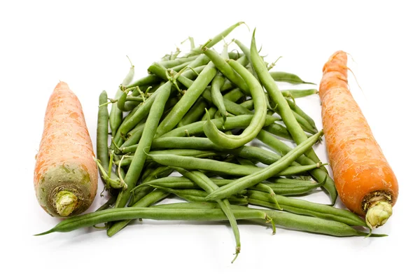 Frijoles verdes frescos con zanahorias sobre fondo blanco — Foto de Stock