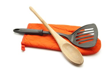 siyah spatula ve ahşap yemek kaşığı kırmızı potholder eldiven
