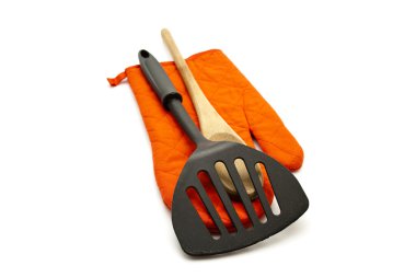 siyah spatula ve ahşap yemek kaşığı kırmızı potholder eldiven