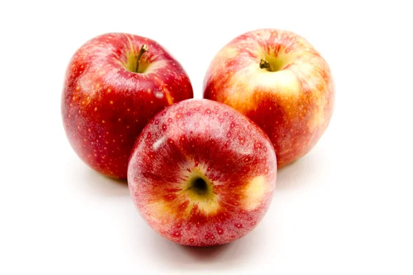 Beyaz arkaplanda taze kırmızı elmalar