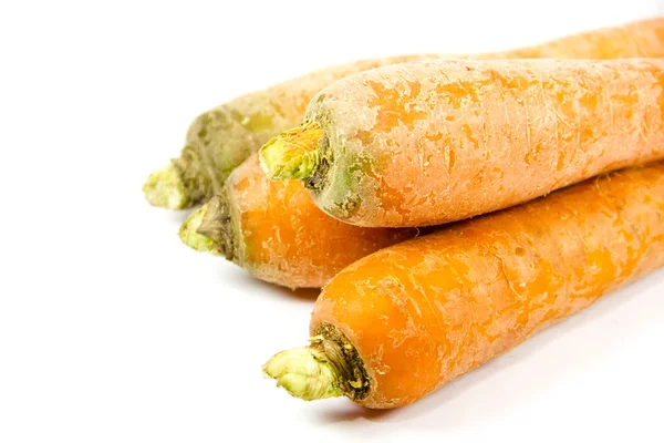 beyaz zemin üzerine taze turuncu havuç