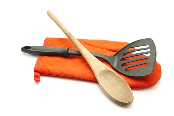 Piros potholder kesztyű fekete spatula és fa főzés kanál — Stock Fotó