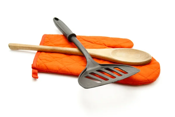 siyah spatula ve ahşap yemek kaşığı kırmızı potholder eldiven