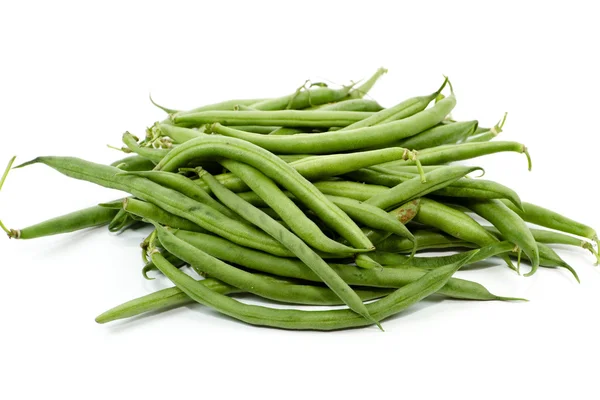 Frische grüne Stangenbohnen auf weißem Hintergrund — Stockfoto