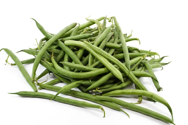 Frische grüne Stangenbohnen auf weißem Hintergrund — Stockfoto