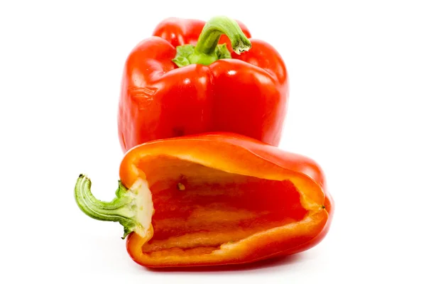 Frische rote Paprika auf weißem Hintergrund — Stockfoto