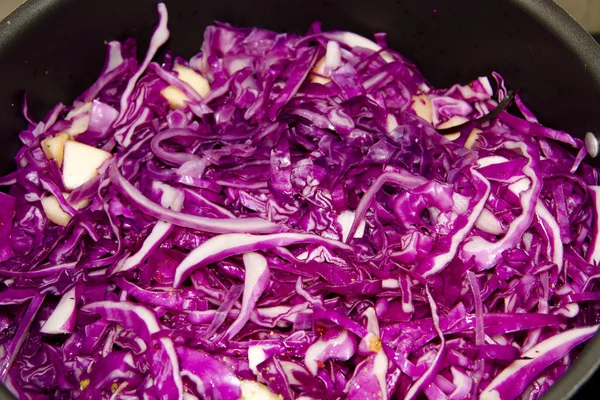 Cocinar rebanadas de col roja en olla de cocina —  Fotos de Stock