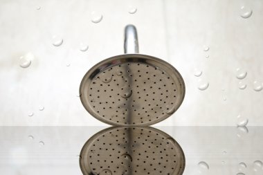 Banyoda gümüş duş başlığı