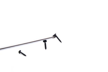 mıknatıs tornavida ile siyah vidalar