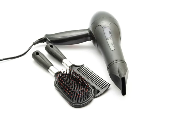beyaz zemin üzerinde saç fırçası ile saç kurutma makinesi