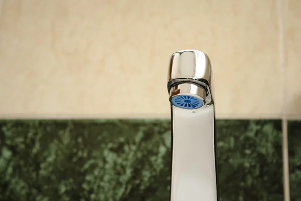 Argint robinet de apă în baie — Fotografie, imagine de stoc