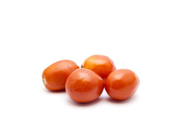 Beyaz arkaplanda taze kırmızı domatesler