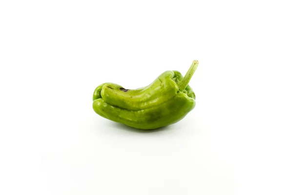Φρέσκο πράσινο bell pepper σε λευκό φόντο — Φωτογραφία Αρχείου