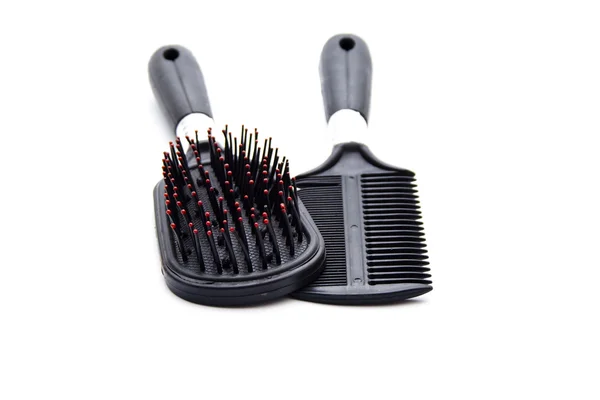 Preto escova de cabelo de plástico no fundo branco — Fotografia de Stock